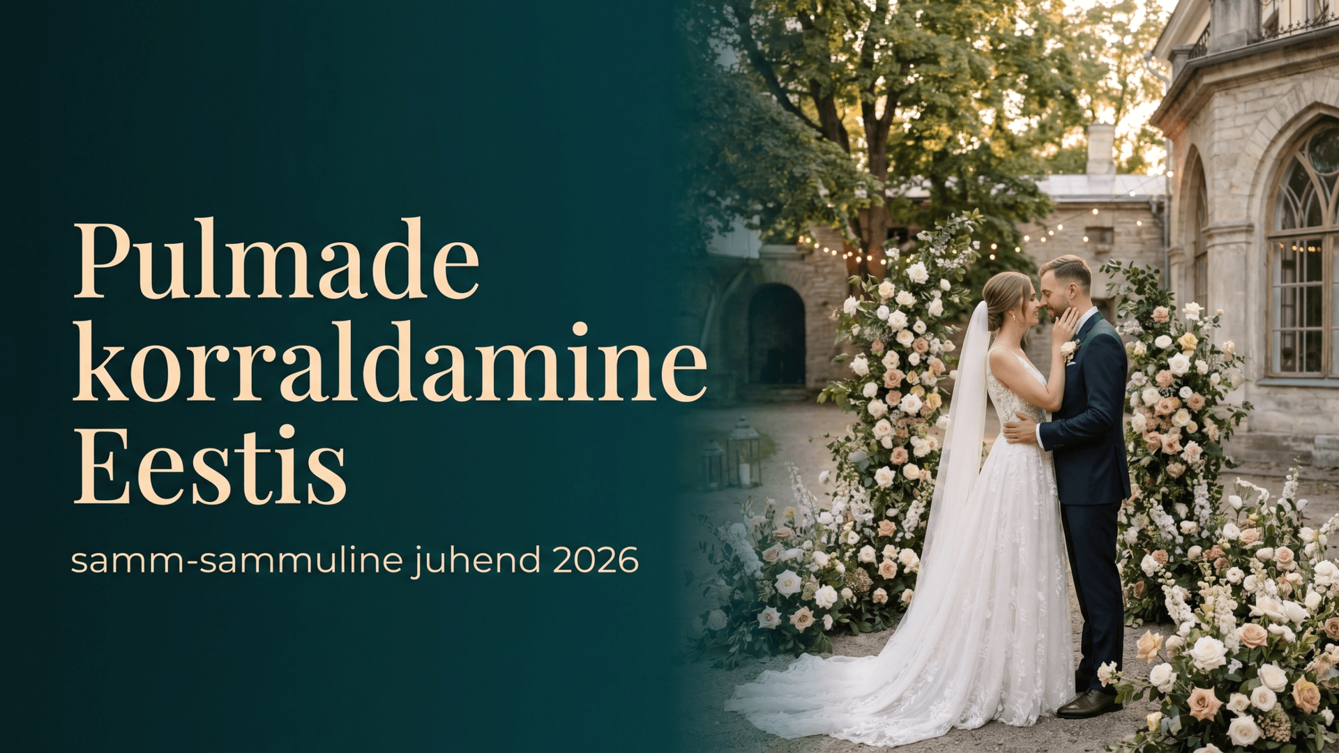 Pruutpaar mõisahoovis kuldse tunni valguses, elegantsete lillede ja romantilise pulmaatmosfääriga, Eventi stiilis hero-pildil.
