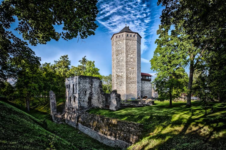 Paide ordulinnuse varemed ja Vallitorn - Paide